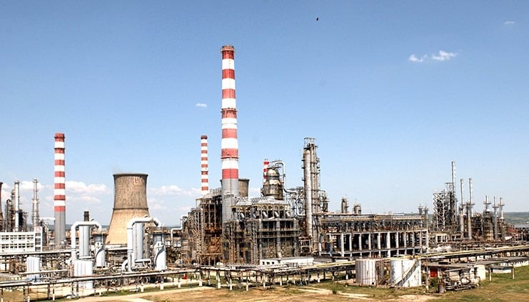 România renunță la preluarea Lukoil. Guvernul forțează vânzarea rapidă a rafinăriei și a celor 300 de stații