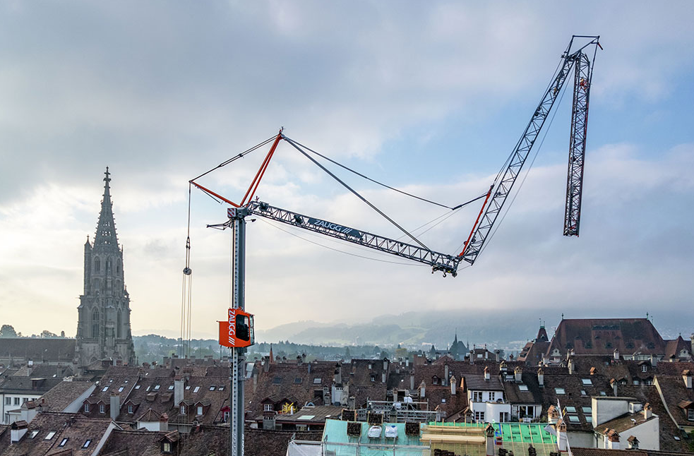 Elvețienii utilizează prima macara mobilă electrică pliabilă Liebherr! Operațiunea a avut loc în centrul istoric al Bernei