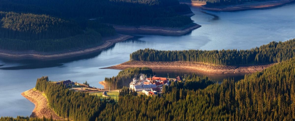 Mănăstirea Oașa – O adevărată oază de liniște, credință și natură! Iată cât de spectaculoasă este și de ce merită vizitată