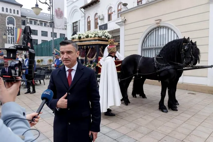Primarul Mihai Chirica a întârziat cortegiul în care se aflau osemintele domnitorului Ghica ca să poată da interviuri cu sicriul pe fundal