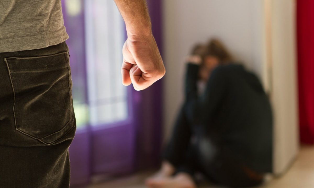 România ia măsuri după valul de femiciduri. Oricine încalcă un ordin de protecție va fi prezentat imediat procurorului