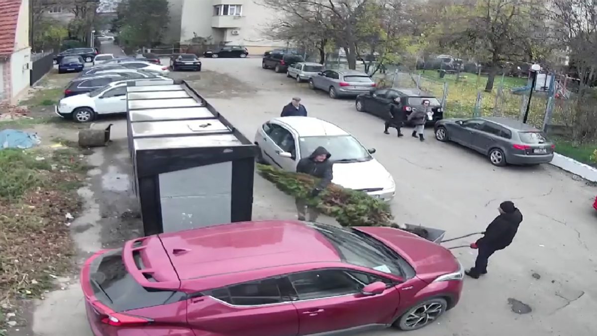 Ce aruncă unii ieșeni la gunoi! Angajații de la Salubris rămân uluiți de ce găsesc la punctele de colectare: „Sunt zeci de amenzi aplicate”