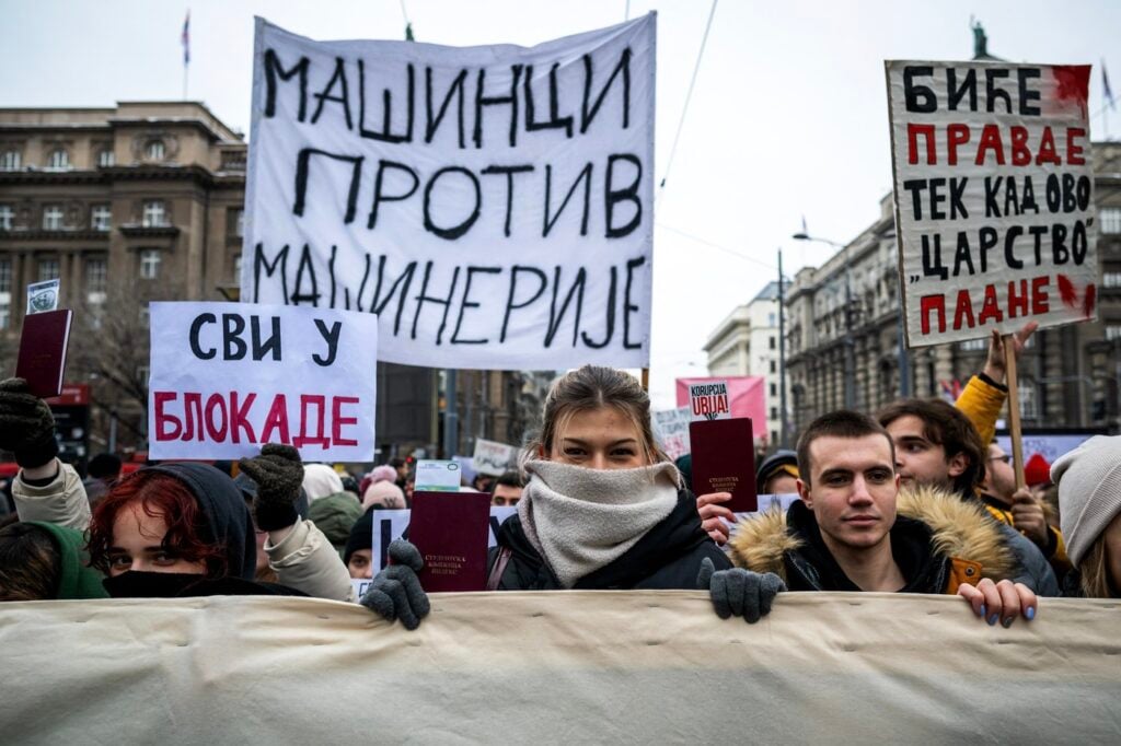 Serbia, la un pas de explozie socială! Ciocniri violente în centrul Belgradului după un an de proteste