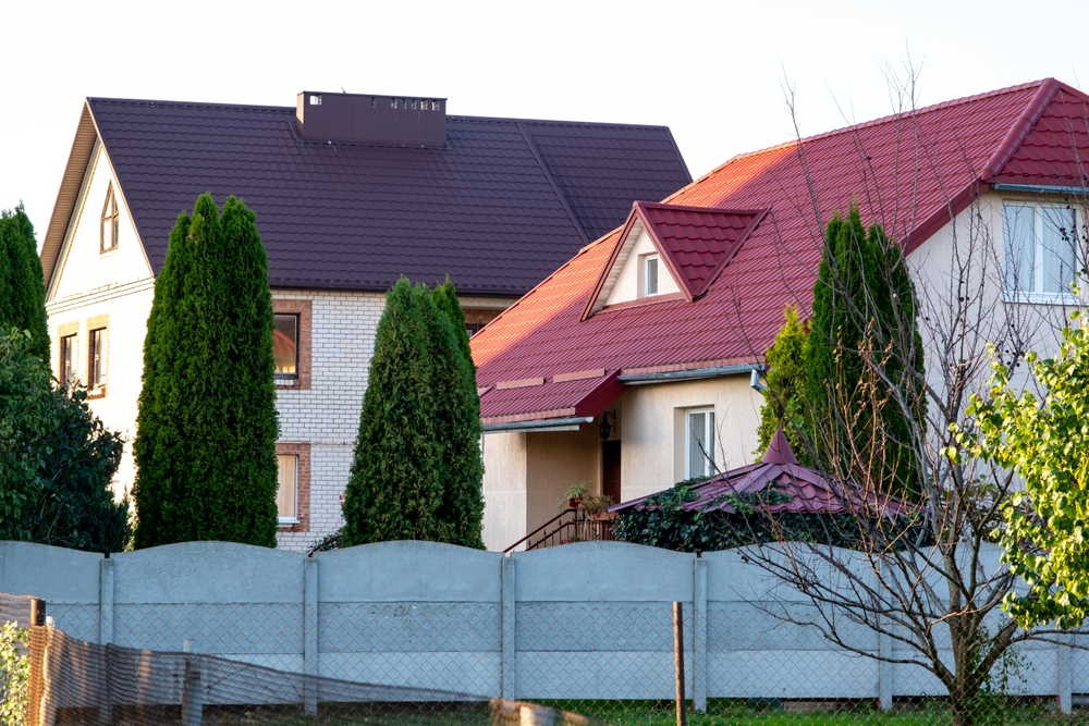 Reguli la curte privind gardul și copacii! Legea care va opri conflictele între vecini!