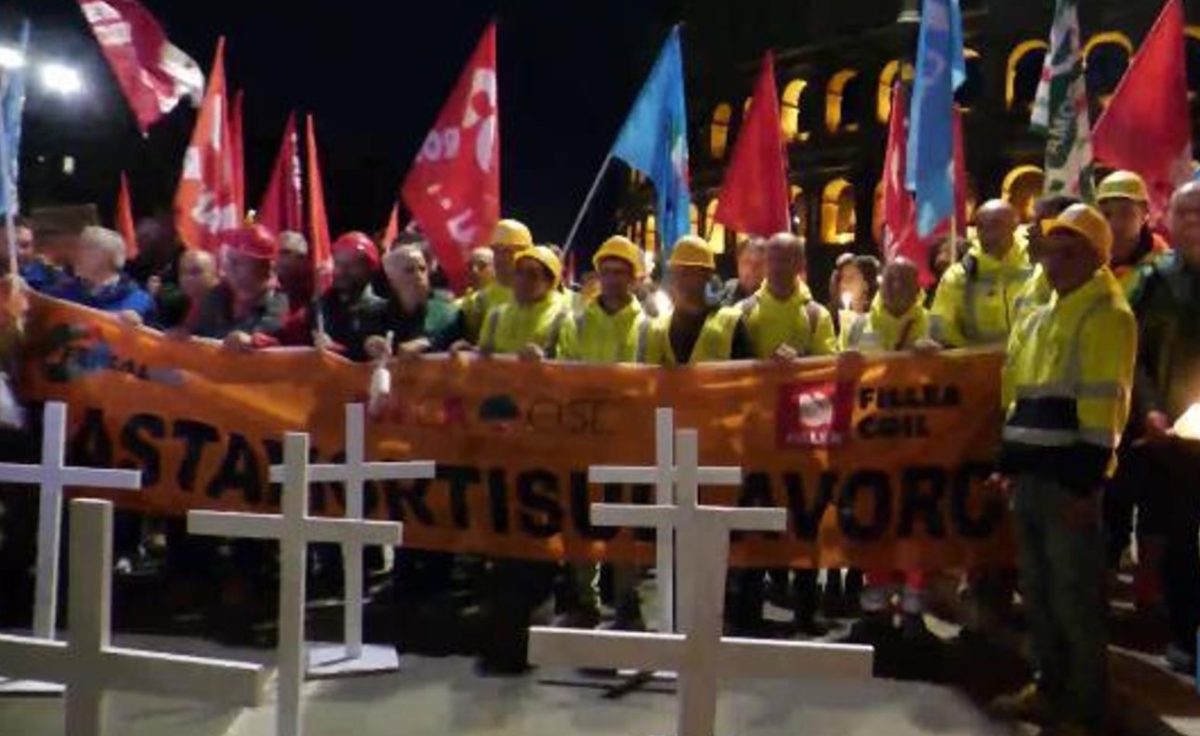 Marș cu torțe la Roma în memoria muncitorului român de 66 de ani, mort după 11 ore sub dărâmături