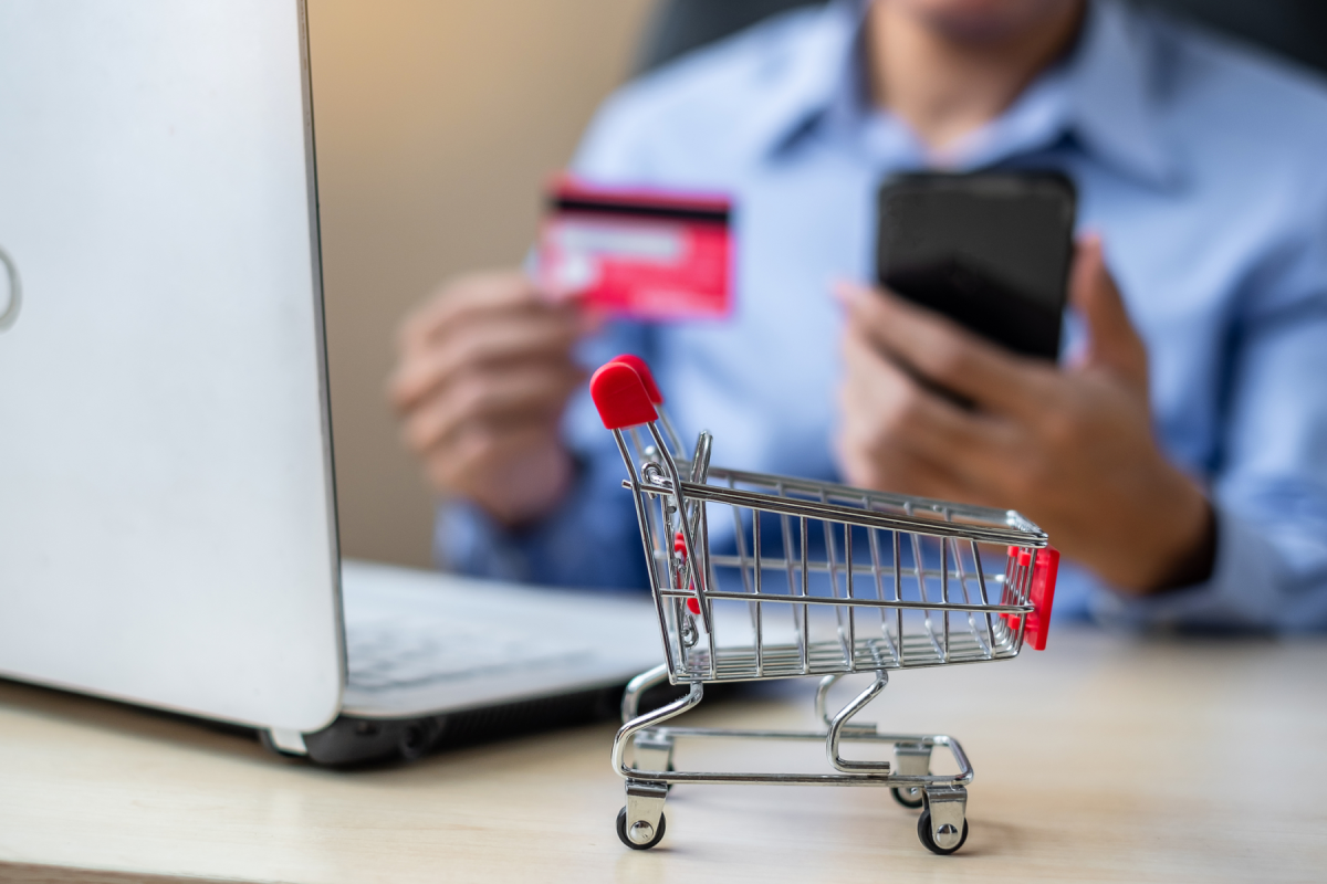 Avertisment pentru românii care fac cumpărături online! Cum își pot pierde banii din conturi într-o secundă! 