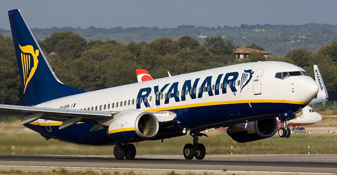 Urgență pe cursa Bergamo. Copilot Ryanair, preluat de ambulanță direct de pe pistă