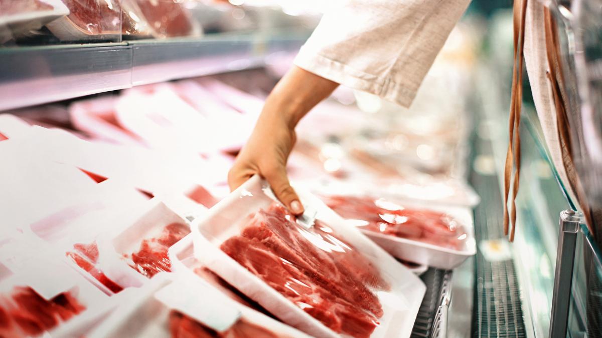 Românii, loviți din plin de scumpiri înainte de sărbători! Cât costă carnea de porc, jumările și șoriciul înainte de Crăciun! 