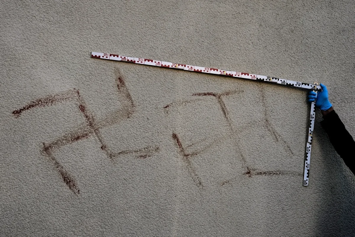 Șocant! Un român a desenat zeci de svastici într-un mod pe care poliția nu l-a mai văzut niciodată