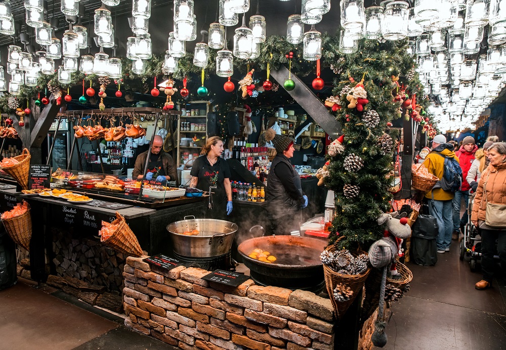 Accentul se pune pe gastronomie la târgul de Crăciun din Budapesta. Iată unde te poți bucura de cele mai bune preparate!