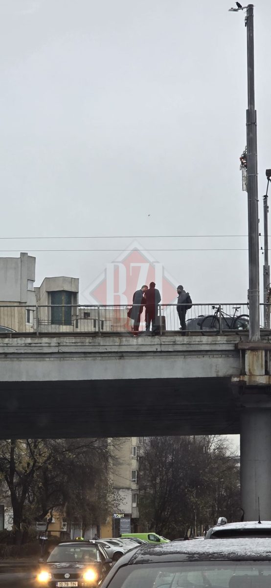 Tentativă de suicid în Podu Roș. Un bărbat amenința că se aruncă în gol