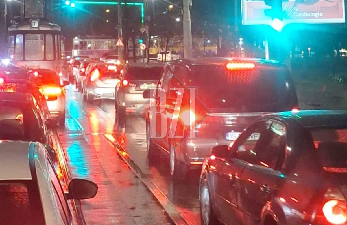 Blocaj în Podu Roș! Circulația tramvaielor este oprită din cauza unui macaz defect în rond