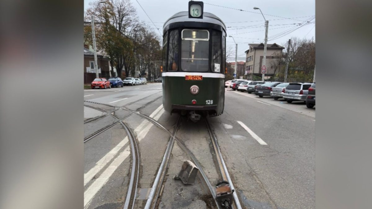 Acesta este cel mai periculos tramvai din Iași! După ce, în septembrie, i-a căzut pantograful în mers, acum s-au rupt frânele pe stradă, în Tătărași