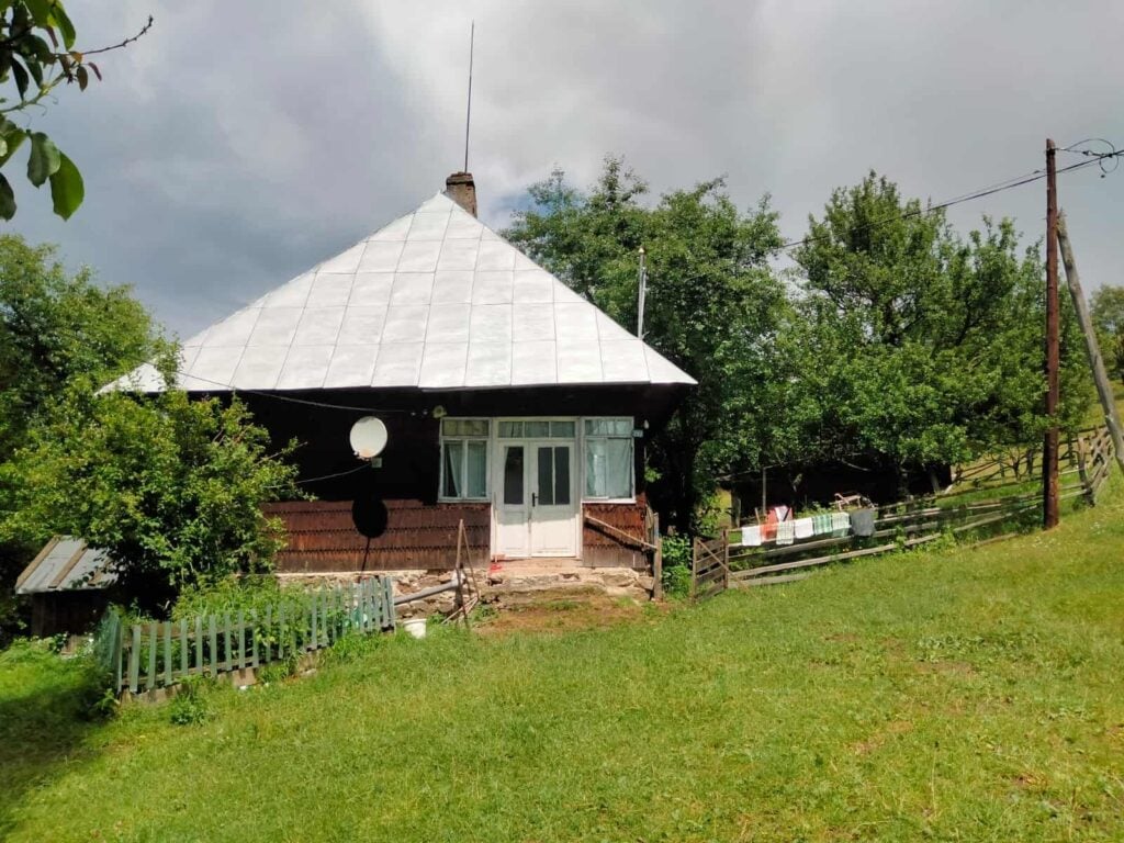 Ultimul om din satul uitat de lume: „Vorbesc singur, dar mi-e bine. Aici m-am născut, aici mor”