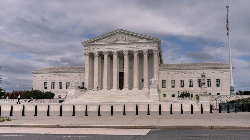 Cutremur la Washington! Curtea Supremă interzice pașapoartele pentru persoanele transgender și non-binare
