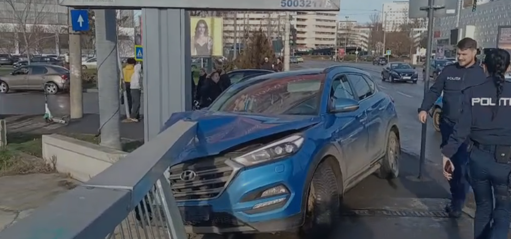 Accident violent în Tudor Vladimirescu! Două mașini s-au ciocnit, iar una dintre ele a ajuns pe trotuar