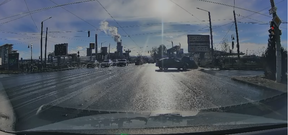 Momentul impactului accidentului din Tudor Vladimirescu. O cameră de pe mașină a surprins accidentul