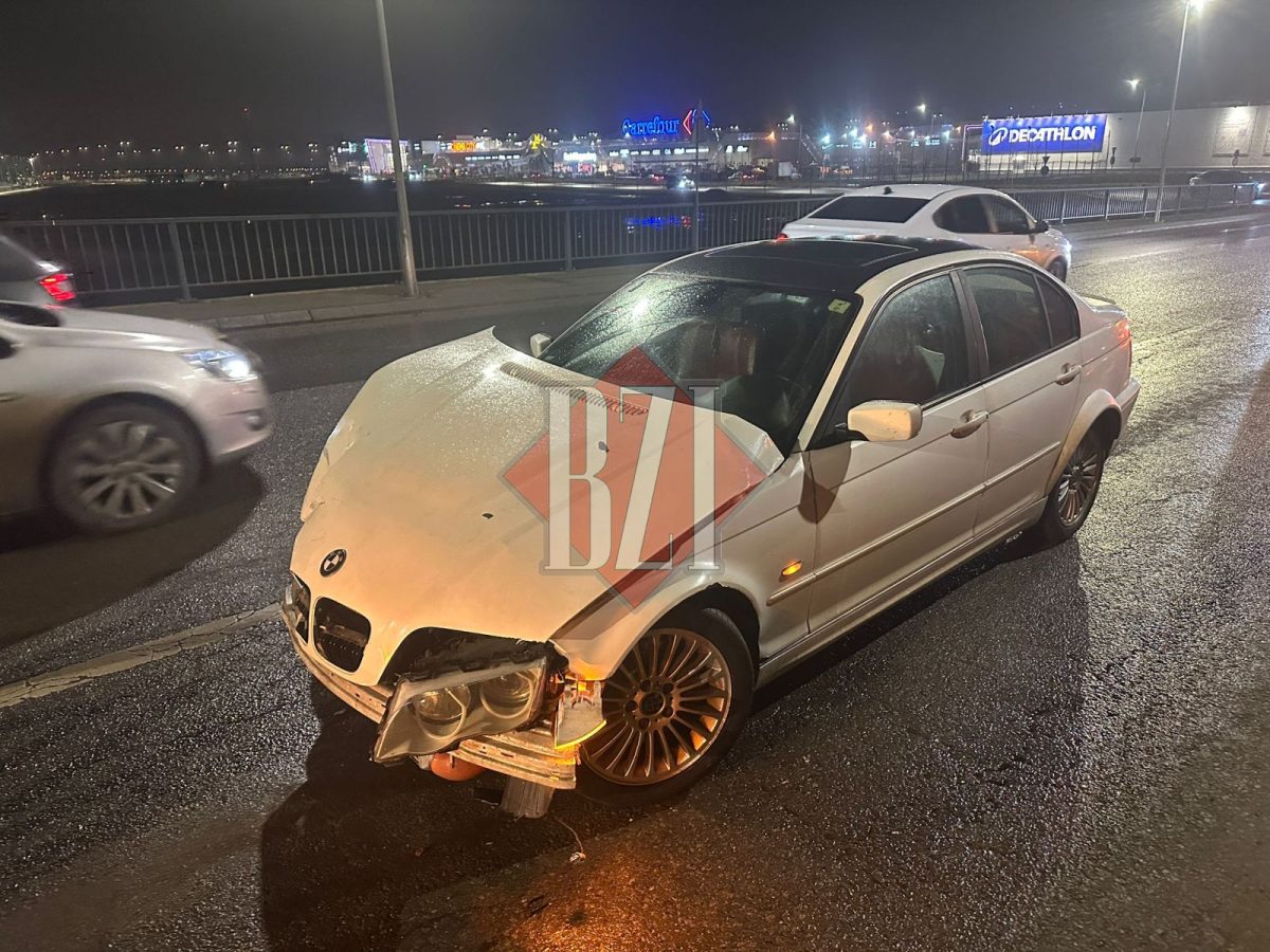 Accident rutier în municipiul Iași! Două mașini implicate într-o coliziune, BMW-ul a alunecat pe șosea