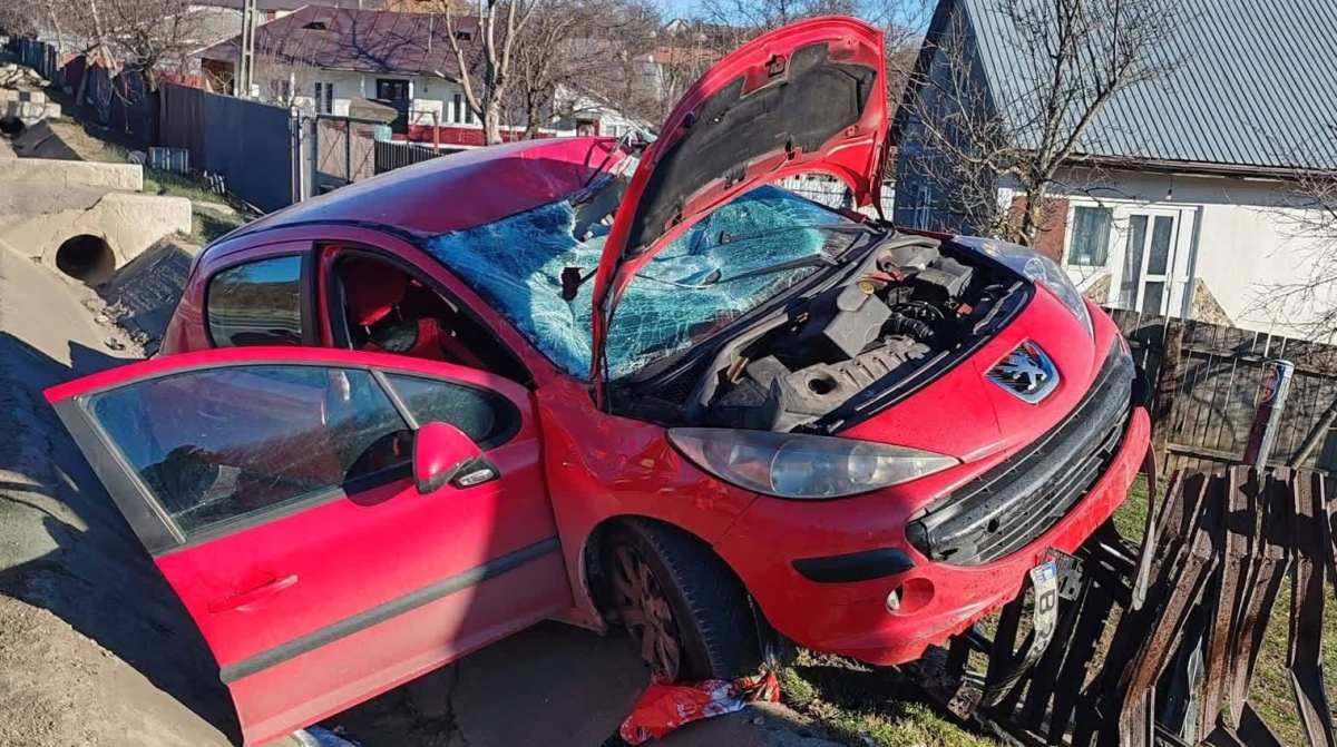 Accident rutier la Grajduri! O șoferiță a pierdut controlul mașinii și s-a răsturnat în șanț – UPDATE