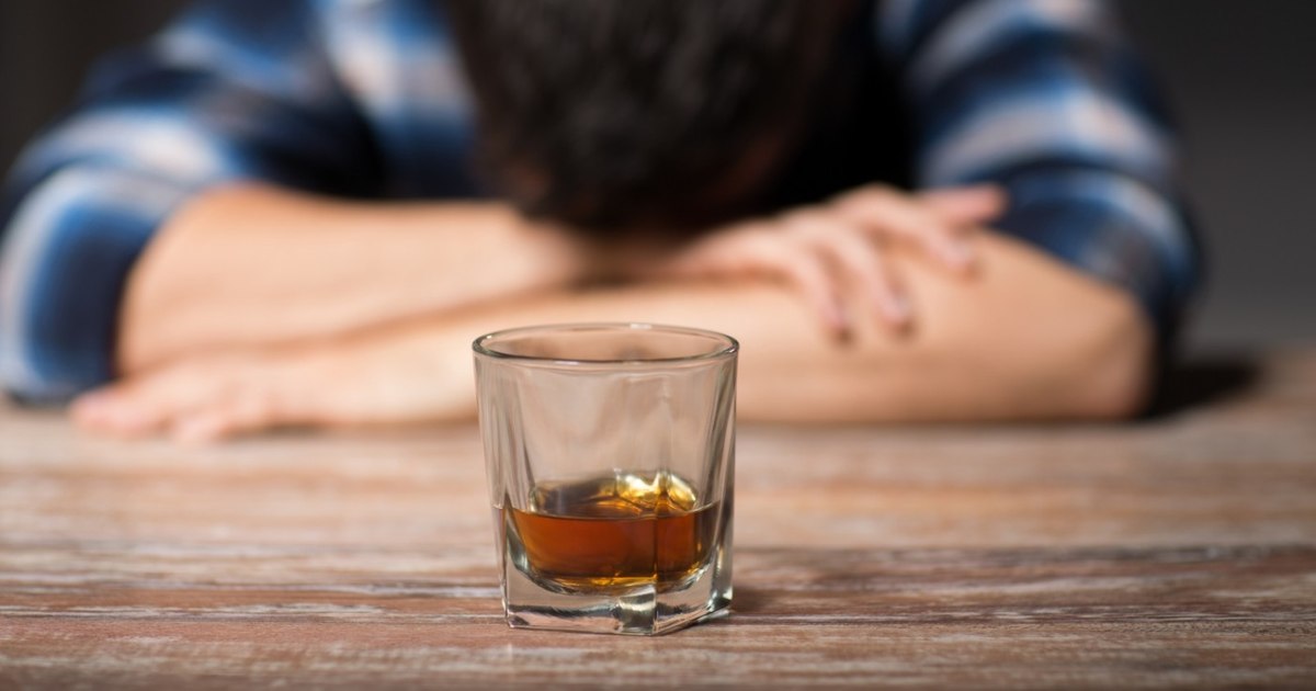Remedii pentru mahmureală, după petrecerea de Revelion. Cu ce simptome e asociată această stare şi ce sfaturi au specialiştii