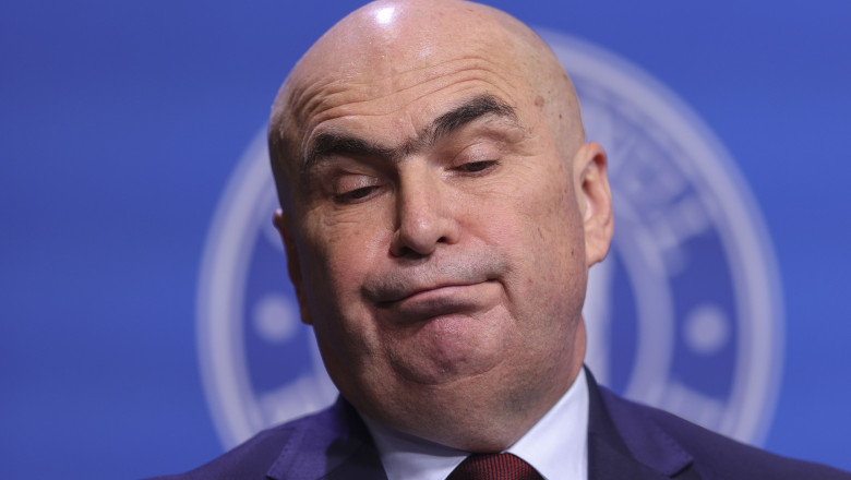 Scene incredibile la Primărie: Premierul României, nevoit să fugă pe ușa din spate