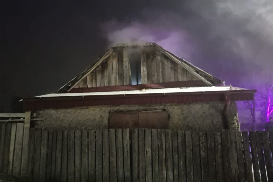 Incendiu produs la coșul de fum al unei gospodării! Pompierii intervin de urgență