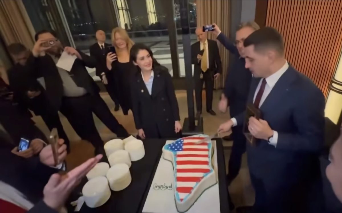 George Simion a tăiat un tort în forma Groenlandei cu drapelul SUA pe el. Imagini virale pe canalele oficialilor americani