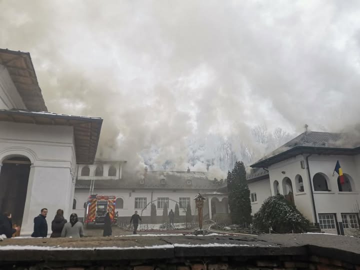 Incendiu la mănăstirea Strâmba-Jiu din Gorj. Pompierii intervin de urgență