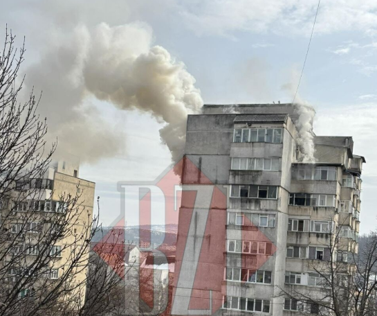 Incendiu puternic la un bloc în Nicolina. Flăcările au cuprins o parte din imobil – EXCLUSIV – UPDATE