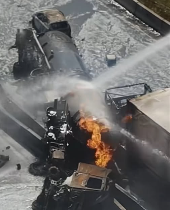 O cisternă cu gaz s-a răsturnat și a explodat pe autostradă. Sunt cel puțin 4 morți și 17 răniți