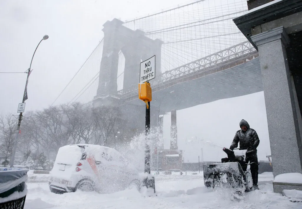 New York în stare de urgență: furtună de zăpadă fără precedent, utilaje și Garda Națională mobilizate