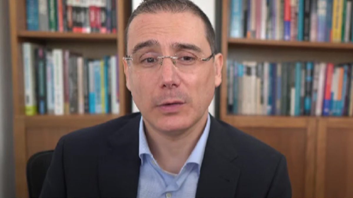 Senatul UAIC a desfăcut contractul de muncă al conf. univ. dr. Diego Varela, profesorul care trimitea mesaje obscene și jigniri studentelor. Studenții reclamă situații de mușamalizare