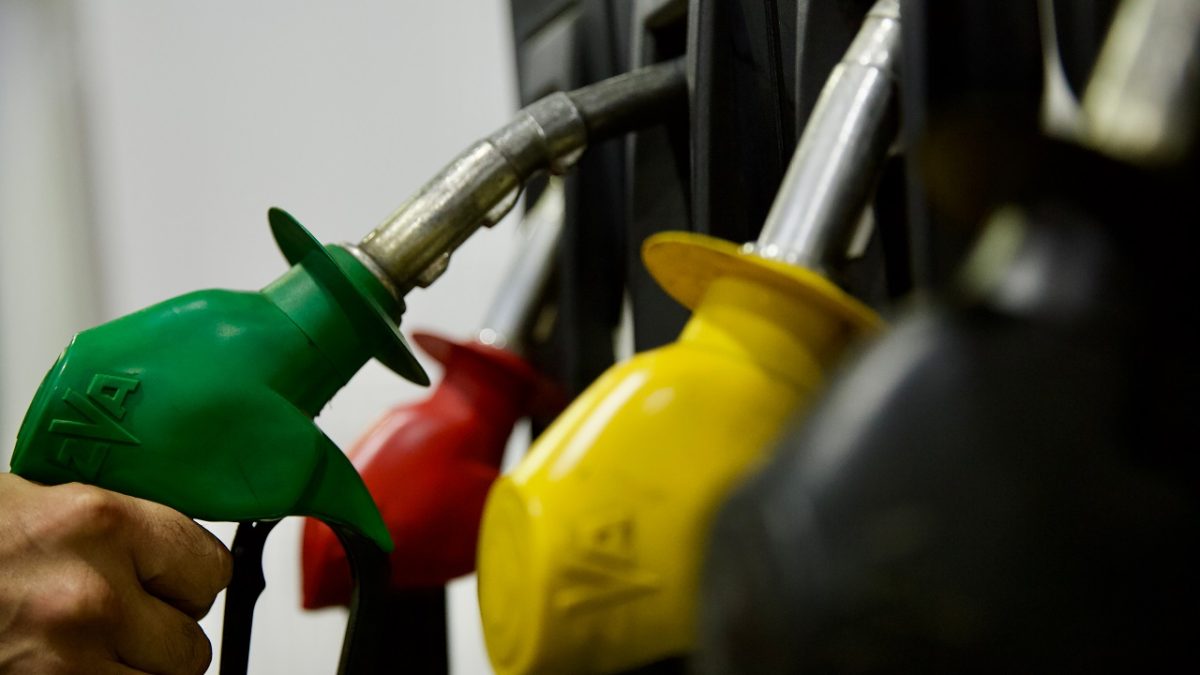 Petrolul atinge 100 de dolari pe baril în contextul războiului din Iran și al tensiunilor în Orientul Mijlociu