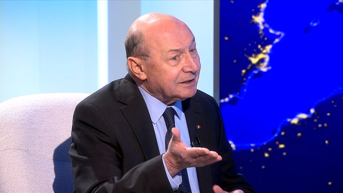 Ce a putut să scrie Traian Băsescu pe coroana adusă lui Mircea Lucescu. Toată lumea vorbește