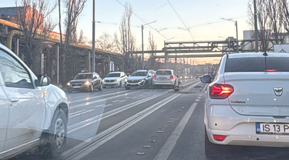 Accident rutier în Tudor Vladimirescu! Două autoturisme au intrat în coliziune