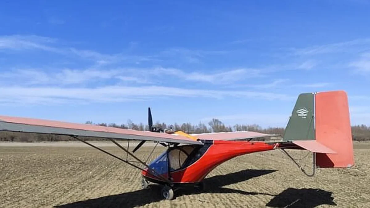 Traversare ilegală incredibilă! Un ucrainean a aterizat cu un avion într-o grădină din Suceava