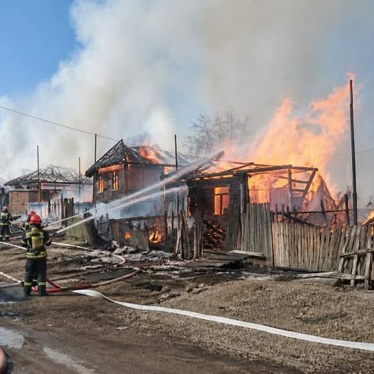 Incendiu de proporții: 18 case cuprinse de flăcări, RO-ALERT emis pentru populație