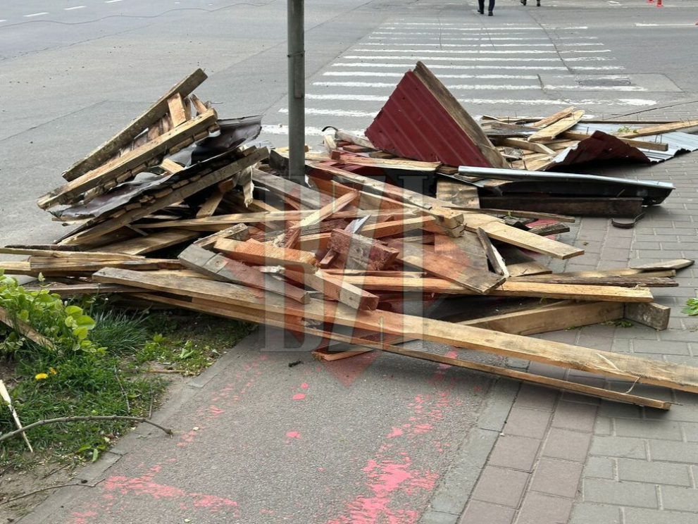 Iată momentul în care acoperișul unui bloc din CUG se desprinde și cade peste mașini în Iași. A fost surprins de camera de bord a unui mașini 
