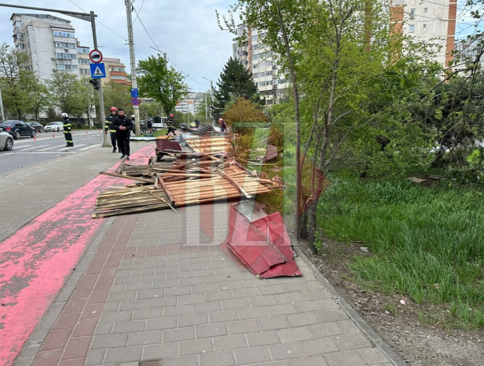 Pericol pe șoseaua Nicolina! Un acoperiș a căzut peste mașini în zona CUG