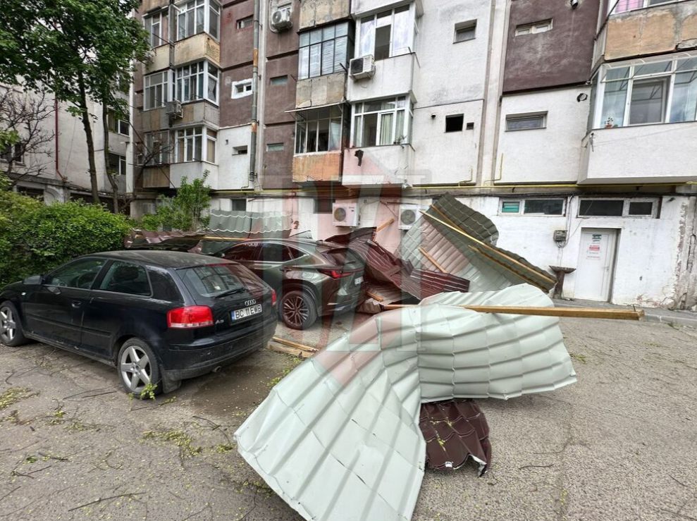 Furtuna a făcut ravagii în Iași: acoperișuri smulse, copaci doborâți și trafic afectat