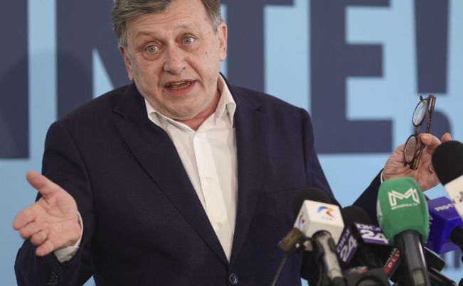 Crin Antonescu îl ridiculizează pe Ilie Bolojan: „Numai trotineta îi mai lipsește!“