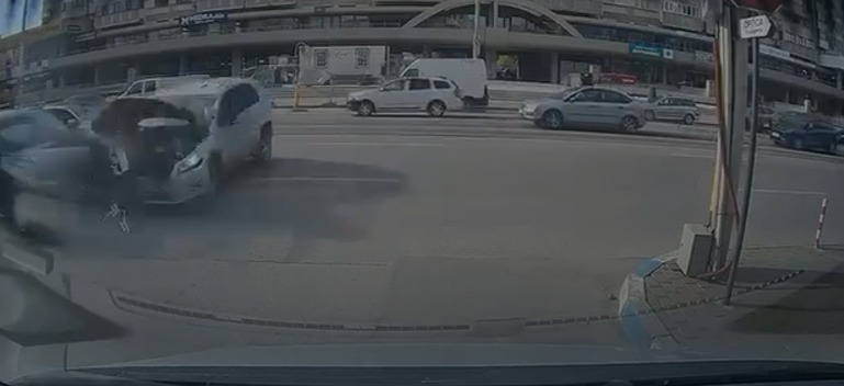 Momentul impactului surprins pe strada Anastasie Panu din Iași! Două autoturisme implicate, o persoană rănită și preluată de medici