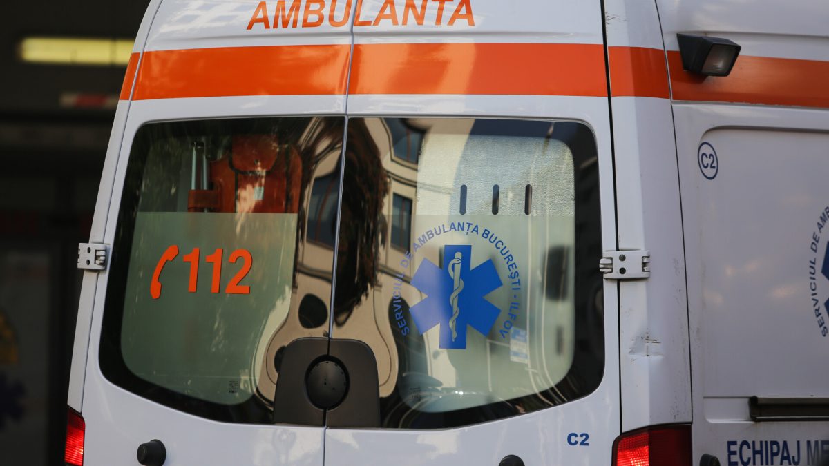 O femeie care spunea că băuse detergent a devenit agitată şi s-a aruncat din ambulanţă