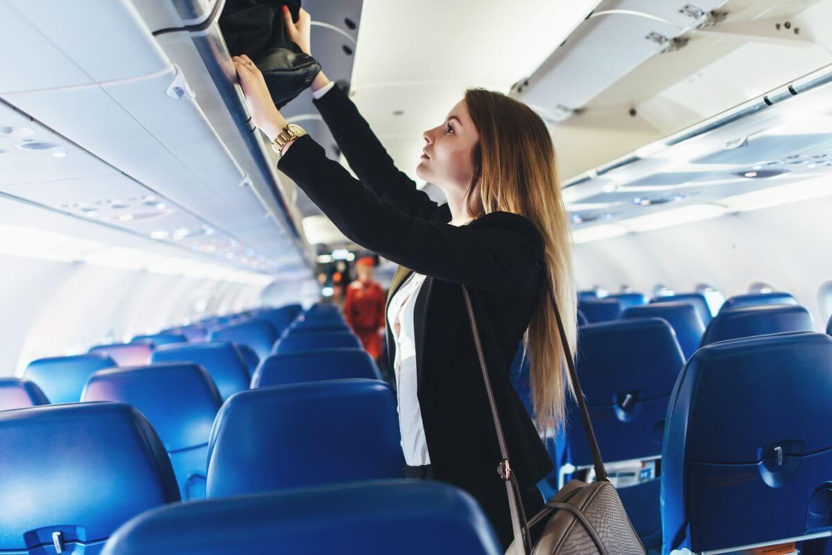 O companie aeriană elimină bagajul de mână gratuit. De când va intra în vigoare noul tarif și cât va costa
