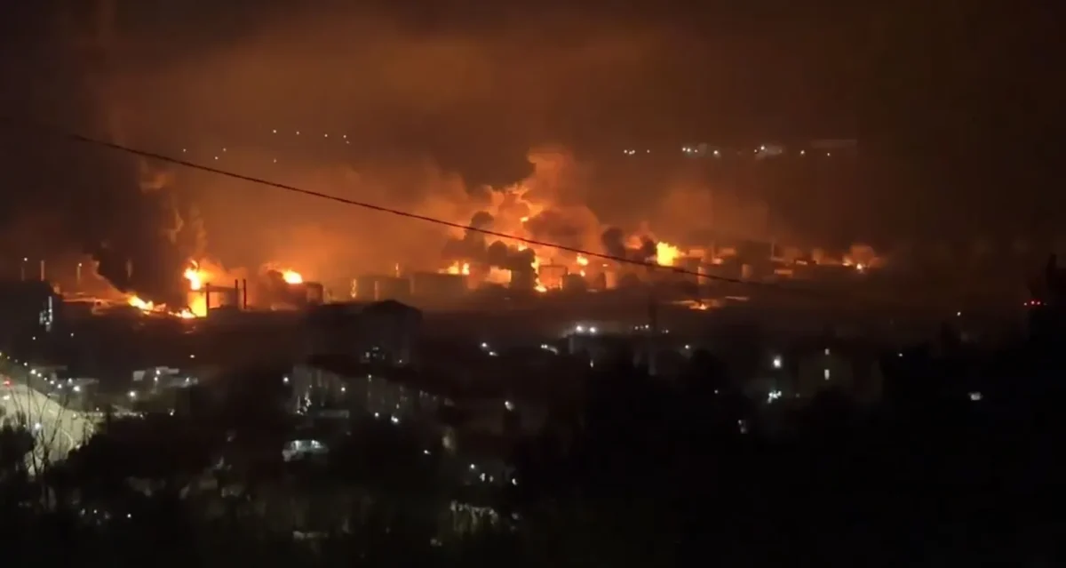 Atac cu drone și incendiu uriaș în Marea Neagră! Rafinăria Tuapse, din nou lovită de Ucraina