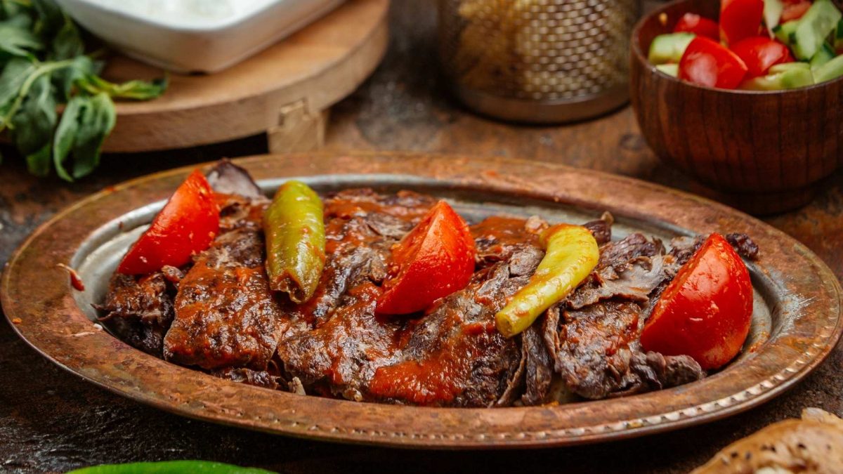 Cum să faci cel mai bun iskender kebab la tine acasă? Află cum a luat naștere preparatul!