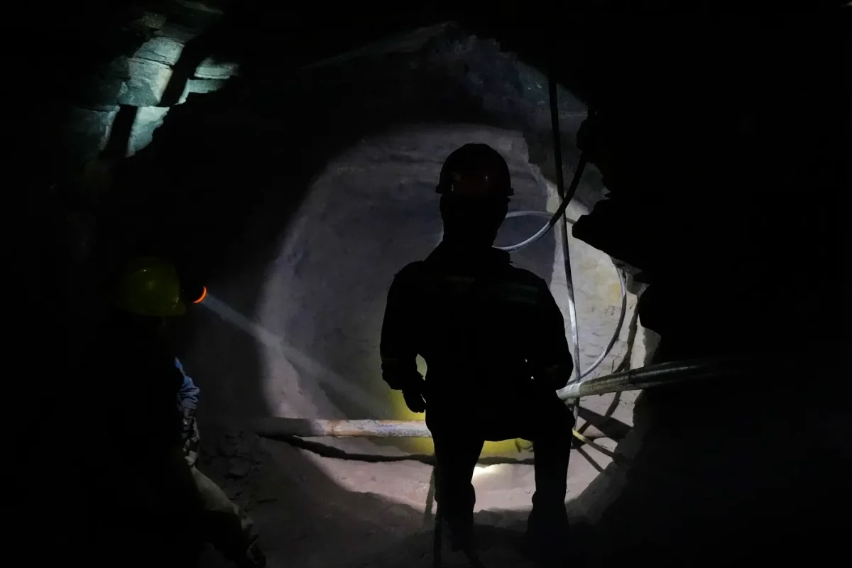 Operațiune spectaculoasă: Miner prins sub ape timp de 2 săptămâni, salvat de echipele de urgență