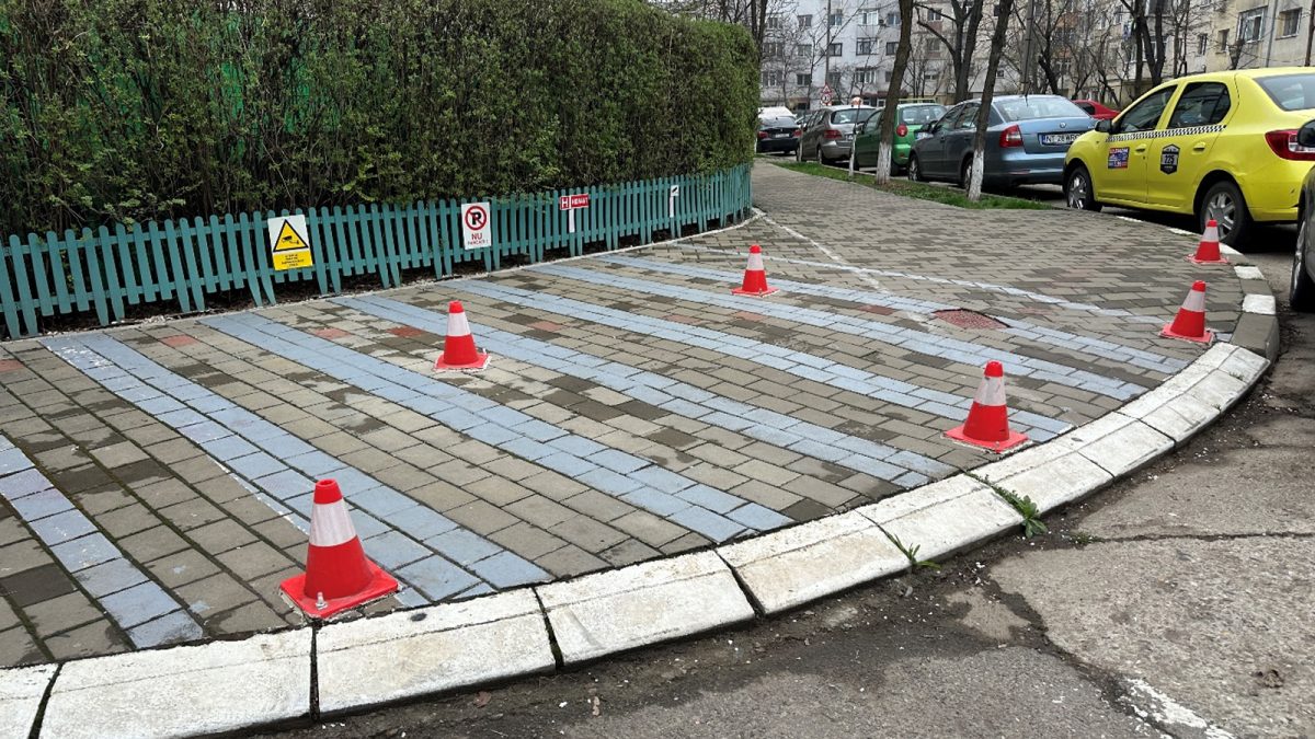 Un ieșean a montat popice pe trotuarul din dreptul apartamentului pentru a împiedica parcarea mașinilor. Polițiștii locali l-au luat la întrebări