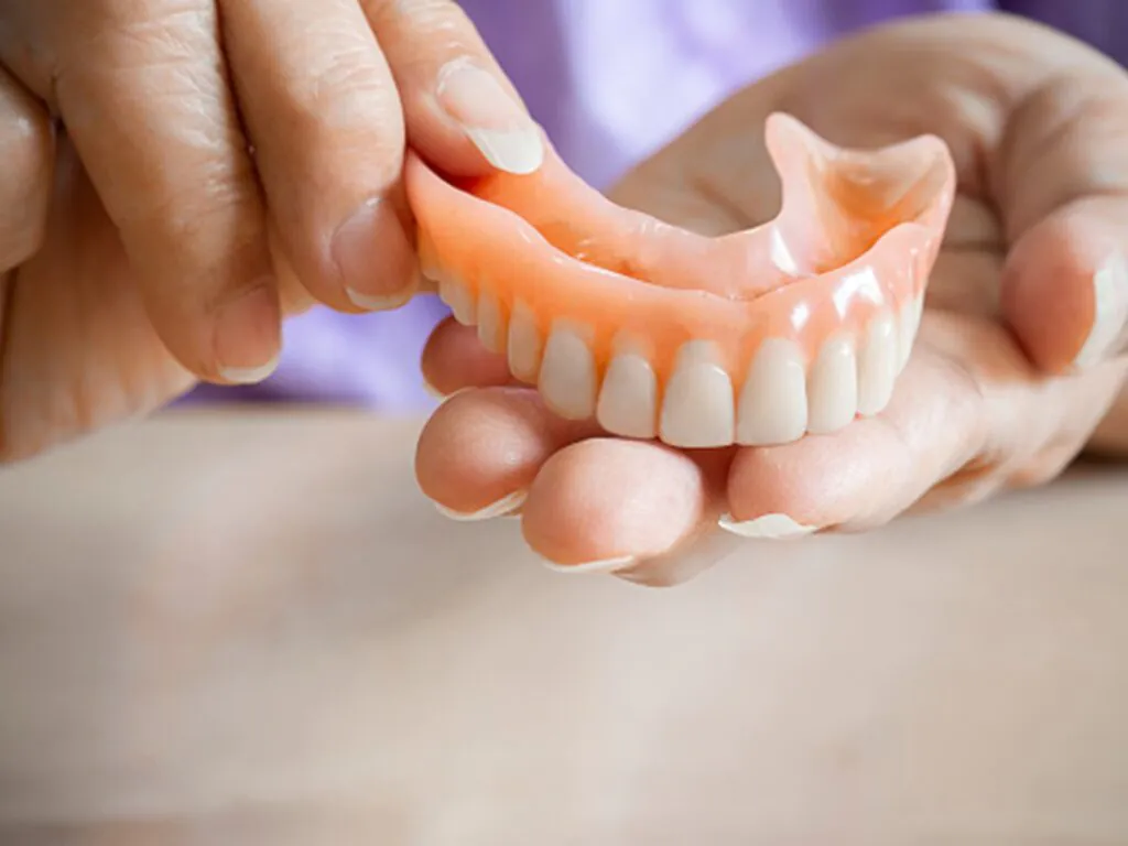 Ce preț are o proteză dentară elastică totală? Iată care sunt factorii care influențează costul!