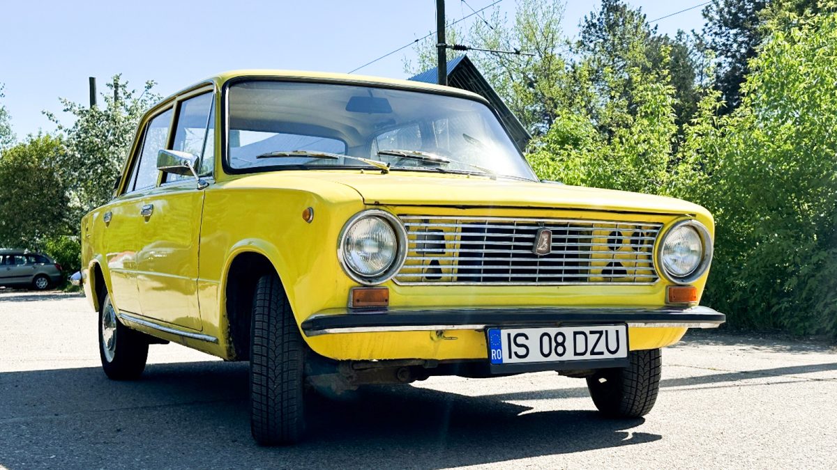 Un ieșean vinde o mașină istorică produsă în Rusia! Autoturismul costa o avere în urmă cu peste 40 de ani, iar în România mai sunt puține exemplare
